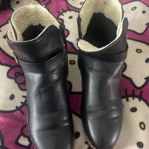 Nautica boots. Only worn once. Black and has Sherpa on the inside